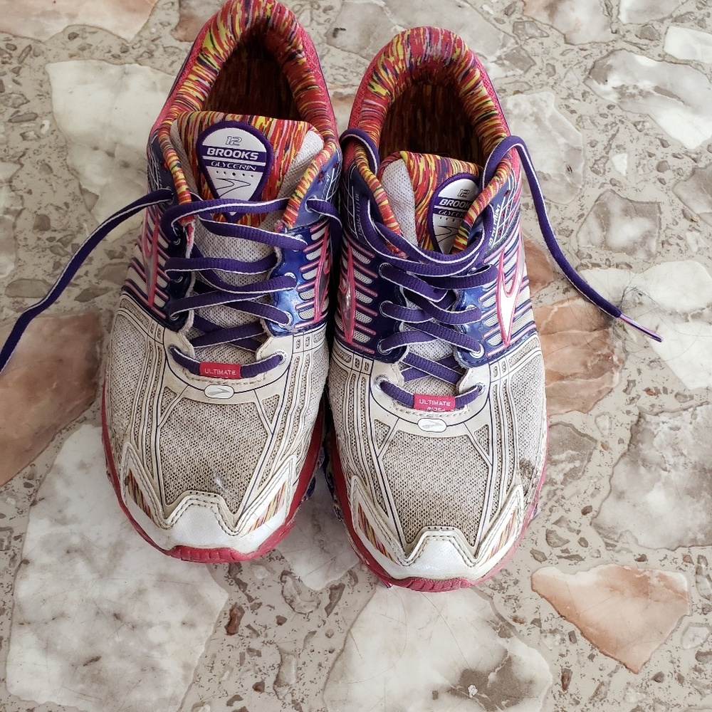 Womans tennis shoes (Brooks)